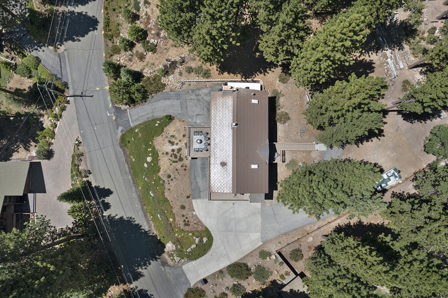Aerial view of Kinpine House showing driveway and lot layout